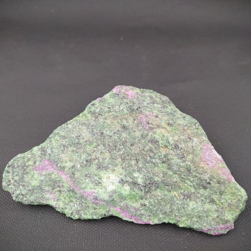 Zoïsite à rubis - pièce unique - 4ème chakra de Catalogue pierres et cristaux