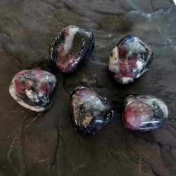Eudialyte de Norvège - pierre roulée - 4ème chakra + chakra magenta + 1er chakra de Catalogue pierres et cristaux