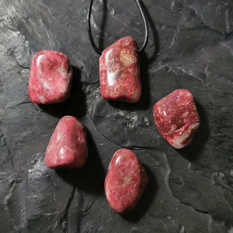 Thulite - pendentif percé - 4e chakra de Catalogue pierres et cristaux