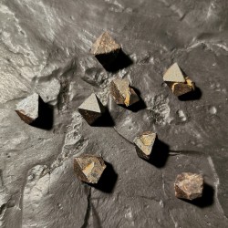 Magnétite - 3 x petites pierres - chakra bordeaux de Catalogue pierres et cristaux
