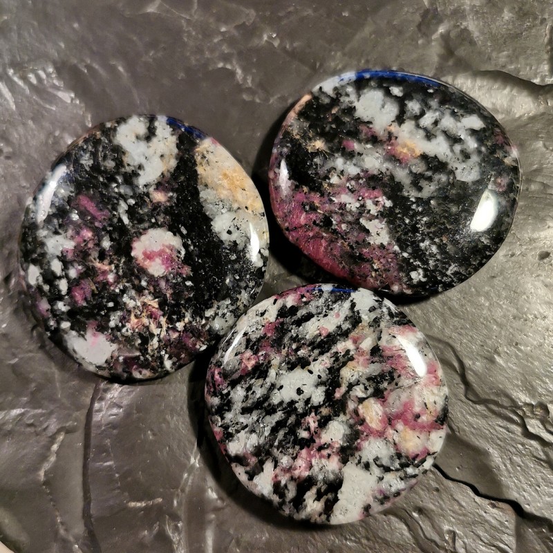 Eudialyte - pierre plate - 4ème chakra + chakra magenta + 1er chakra de Catalogue pierres et cristaux
