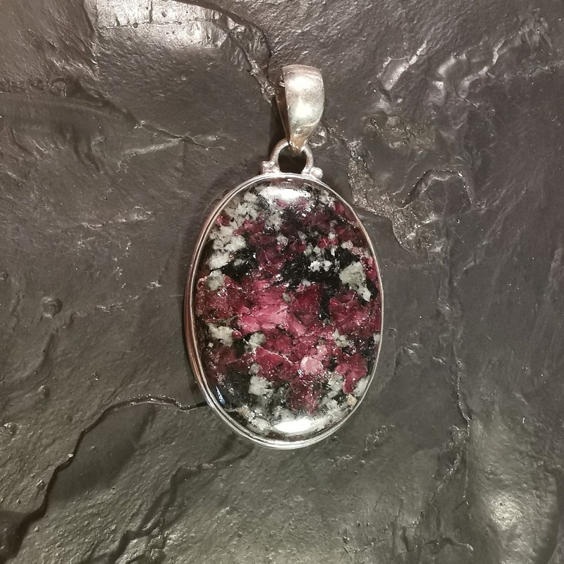 Eudialyte - pendentif monté en argent 5 - 4ème chakra + chakra magenta + 1er chakra de Catalogue pierres et cristaux