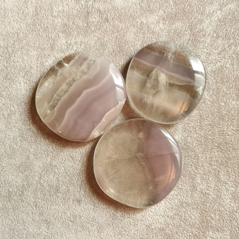 Fluorite rose - pierre plate - 4ème et 6ème chakras de Catalogue pierres et cristaux