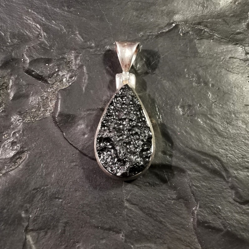 Tectite noire - pendentif monté en argent 1 - chakra bordeaux de Catalogue pierres et cristaux