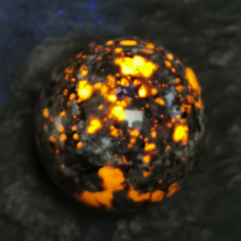 Yooperlite - sphére 6.2cm de Pierres du 6ème chakra