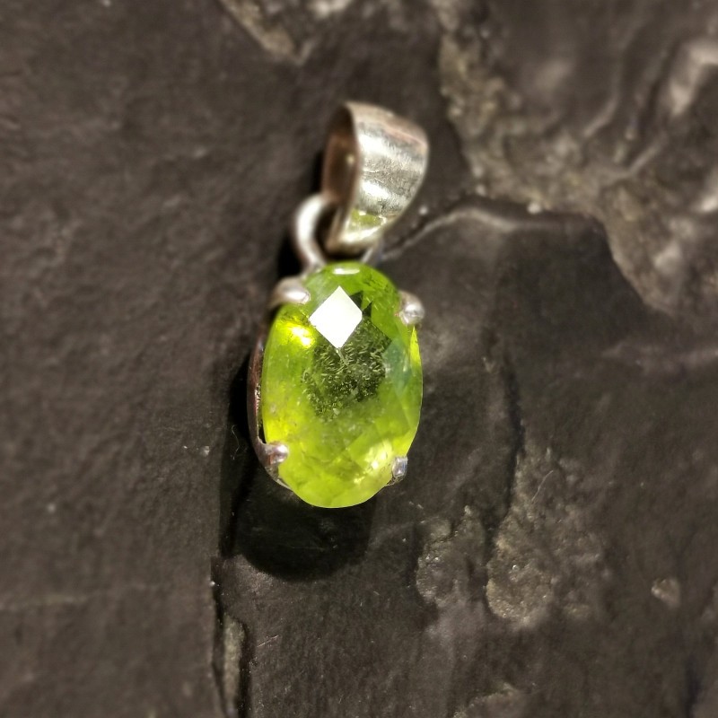 Péridot - pendentif monté en argent 1 - pièce unique de Catalogue pierres et cristaux