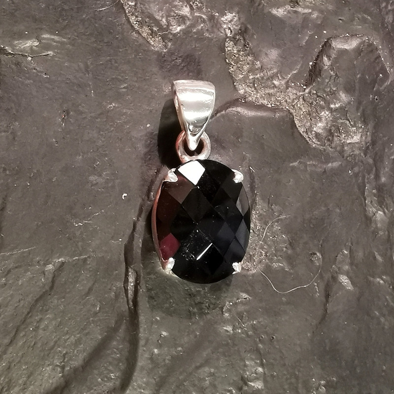 Spinelle noire - pendentif montè en argent - chakra bordeaux de Catalogue pierres et cristaux