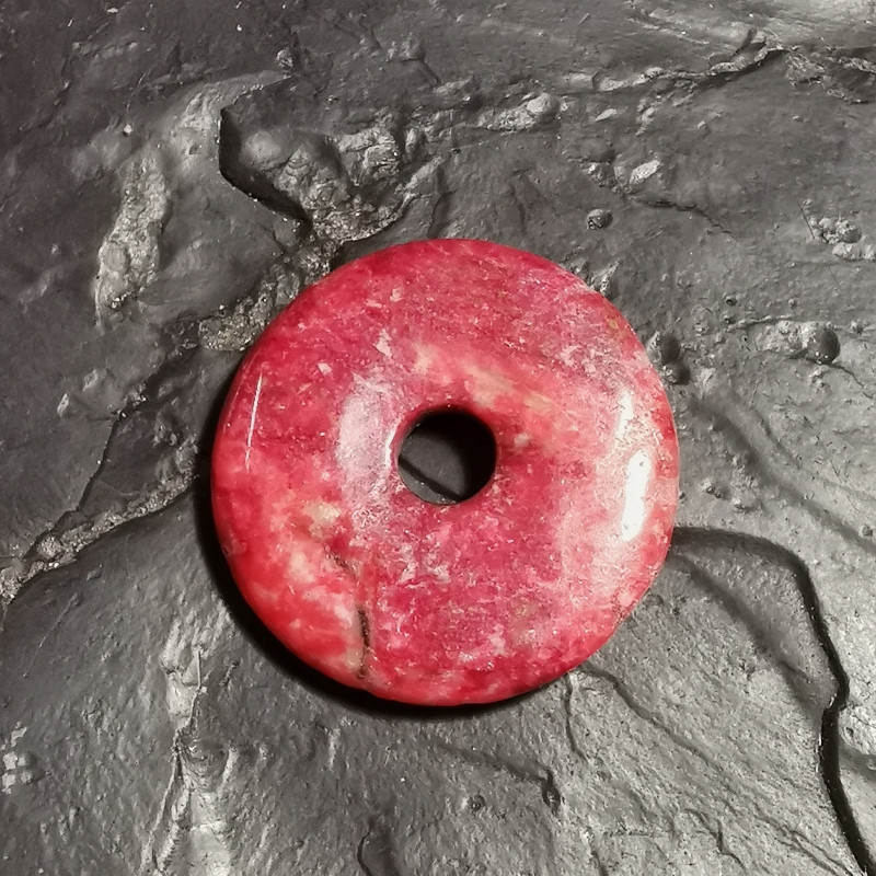 Thulite - pendentif donut - pièce unique 2 - 4e chakra de Catalogue pierres et cristaux
