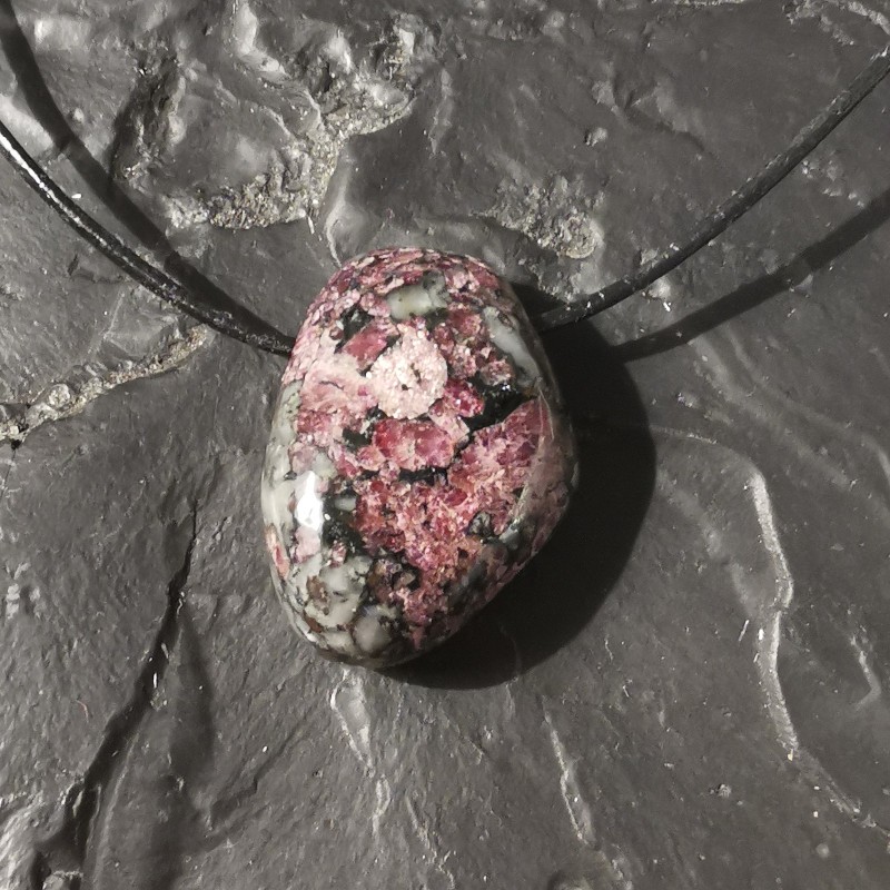 Eudialyte - pendentif pièce unique 1 - 4ème chakra + chakra magenta + 1er chakra de Catalogue pierres et cristaux