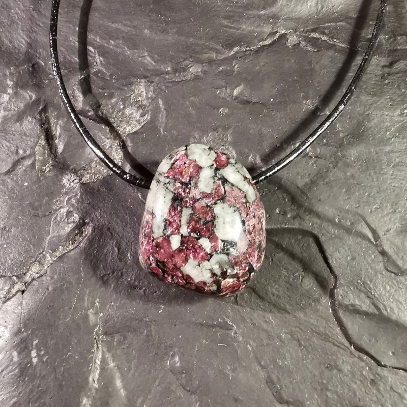 Eudialyte - pendentif pièce unique 2 - 4ème chakra + chakra magenta + 1er chakra de Catalogue pierres et cristaux