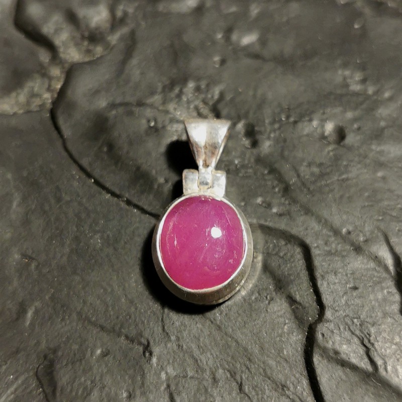 Rubis - pendentif monté en argent - pièce unique 5 - 4e chakra de Catalogue pierres et cristaux