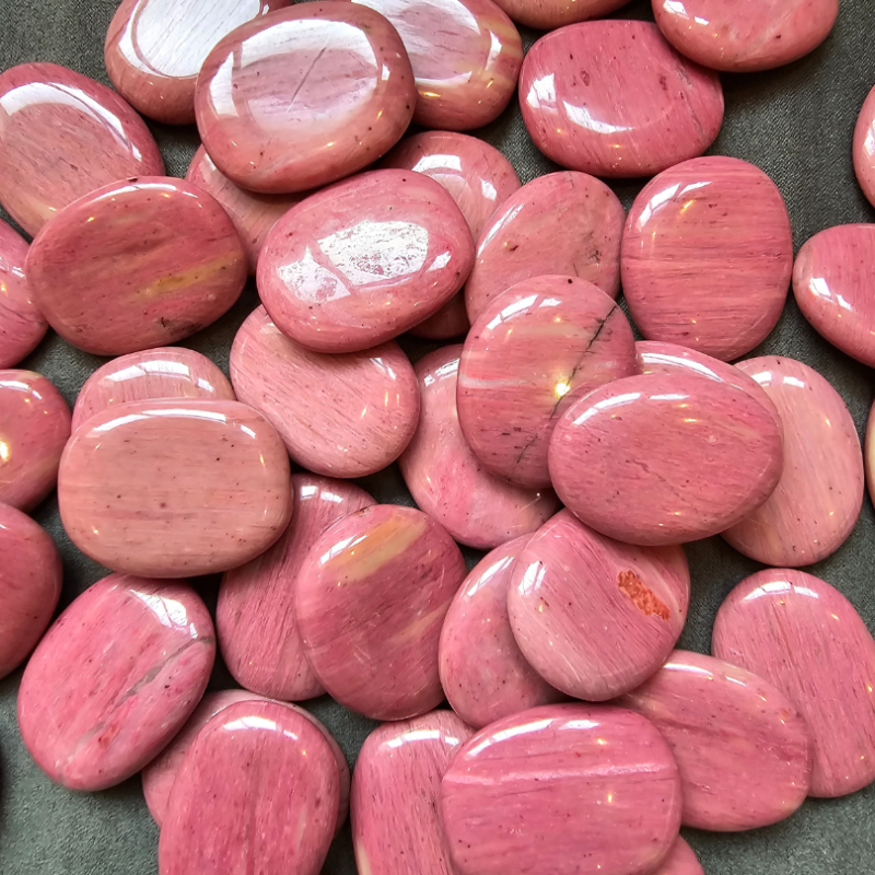 Bois silicifié rose - pierre plate - chakra bordeaux de Catalogue pierres et cristaux