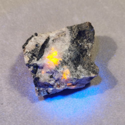 Tugtupite - pièce unique 6 - chakra magenta de Catalogue pierres et cristaux