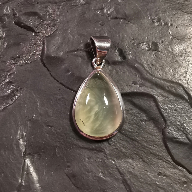 Prehnite - pendentif monté en argent 1 - chakra pistache de Catalogue pierres et cristaux