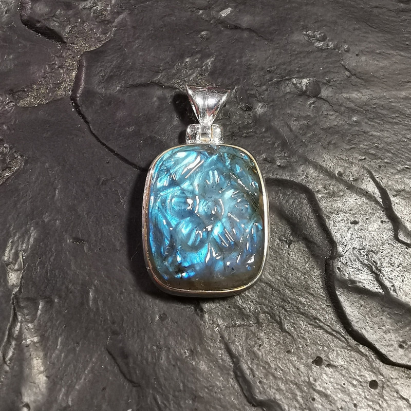 Labradorite - pendentif monté en argent gravé fleur - 1 de Catalogue pierres et cristaux