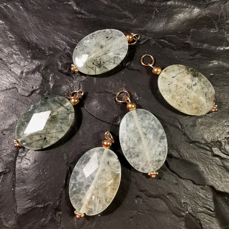 Prehnite - pendentif facetté - chakra pistache de Catalogue pierres et cristaux