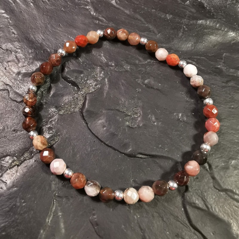 Bois silicifié - Bracelet perles facettées 4mm et argent - chakra bordeaux de Catalogue pierres et cristaux