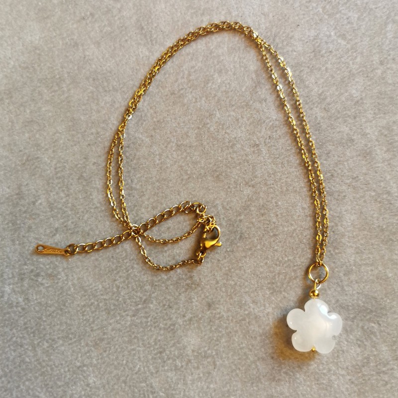 jade blanc - Pendentif fleur avec chaine - 6e chakra