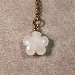 jade blanc - Pendentif fleur avec chaine - 6e chakra