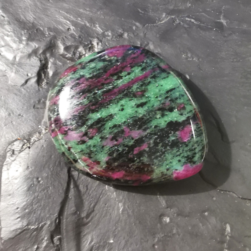 Zoïsite à rubis - pièce unique 4 - 4ème chakra de Catalogue pierres et cristaux