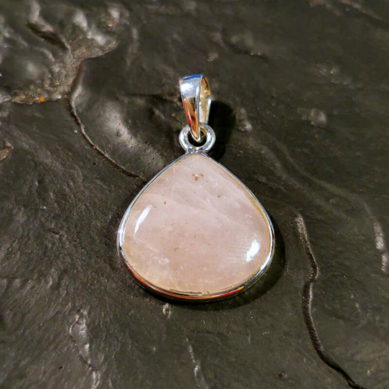 Pendentif d'Ussingite du Groenland monté en argent 2