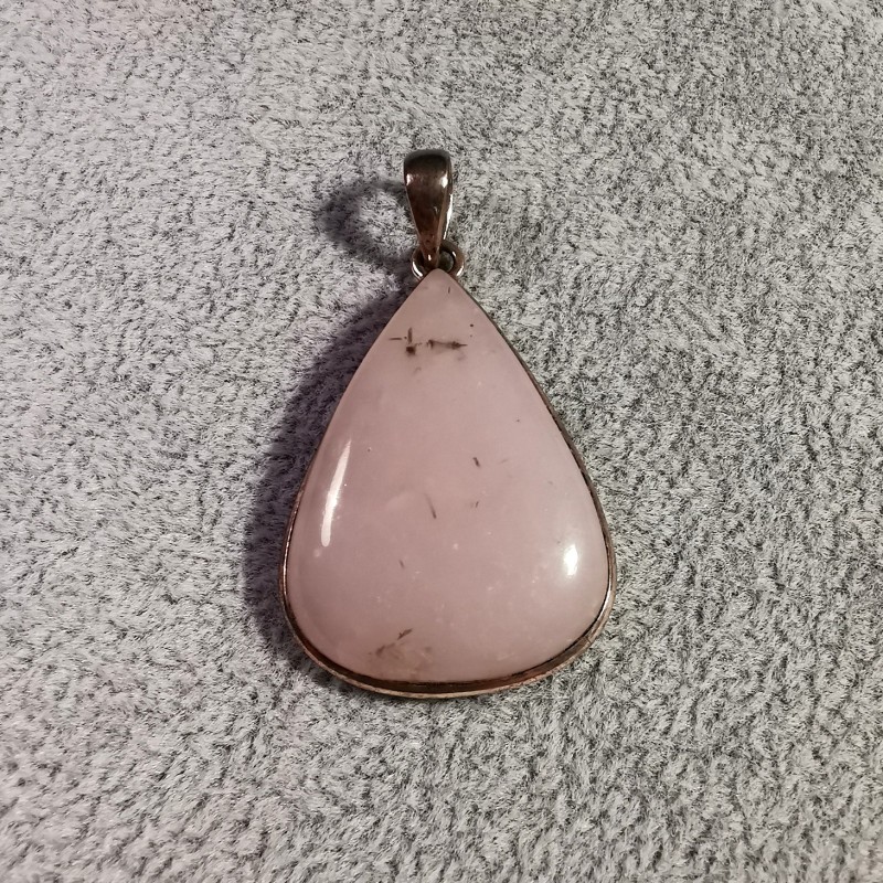 Pendentif d'ussingite de Groenland monté en argent
