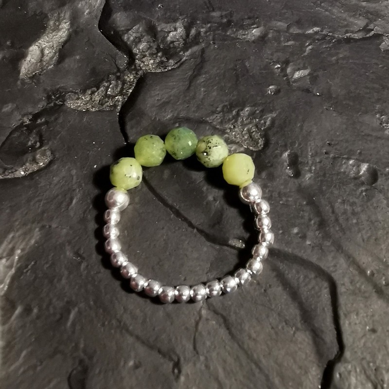 Jade néphrite - bague elastique - chakra pistache