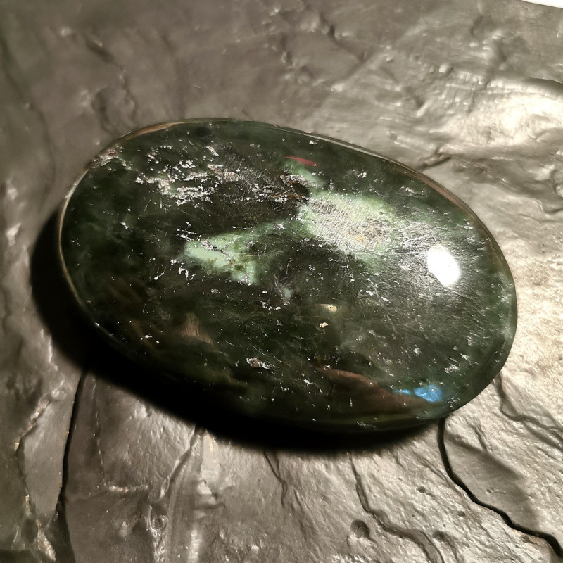 Jade néphrite d'Afghanistan - galet pièce unique 1 - chakra pistache de Catalogue pierres et cristaux