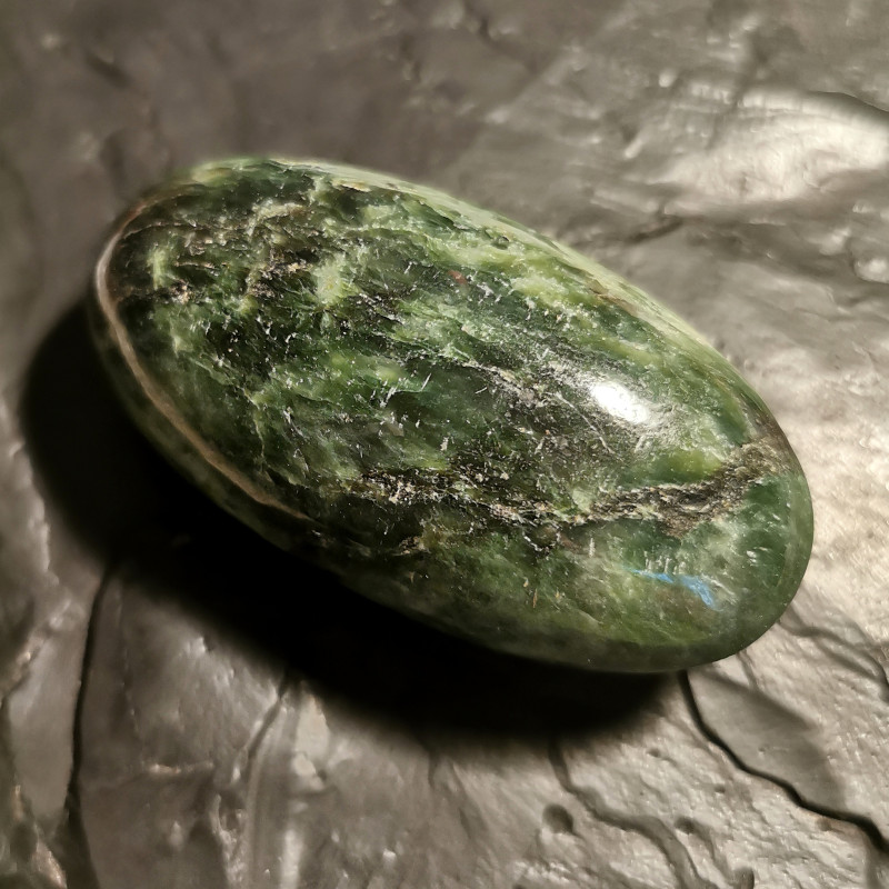Jade néphrite d'Afghanistan - galet pièce unique 2 - chakra pistache de Catalogue pierres et cristaux