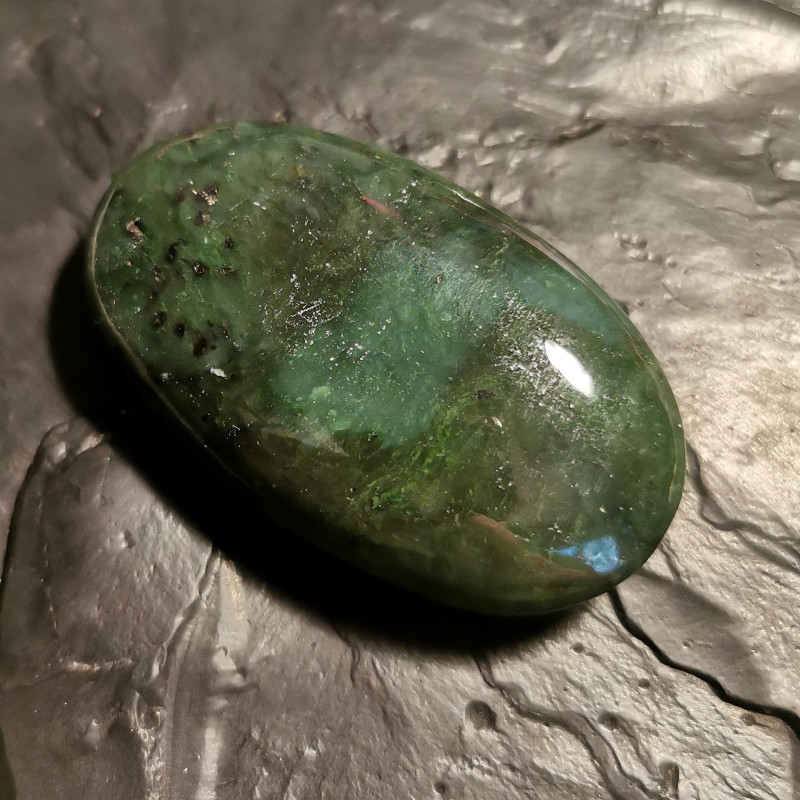 Jade néphrite d'Afghanistan - galet pièce unique 3 - chakra pistache de Catalogue pierres et cristaux