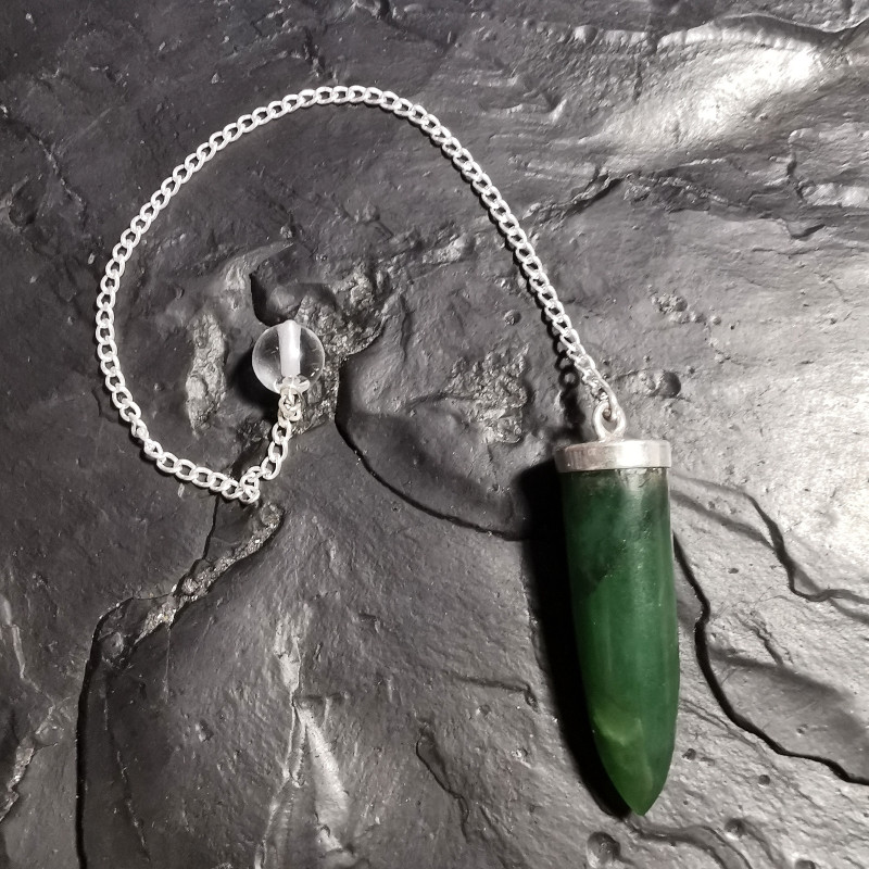 Jade nephrite - Pendule monté en argent - chakra pistache de Catalogue pierres et cristaux