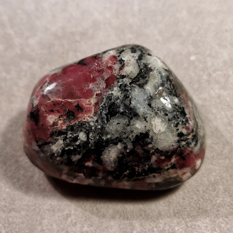 Eudialyte - pièce unique 2 - 4ème chakra + chakra magenta + 1er chakra de Catalogue pierres et cristaux