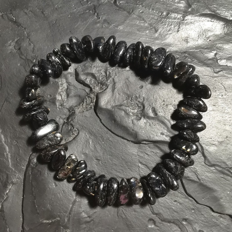 Nuummite du Groenland - bracelet baroque - 6e chakra de Catalogue pierres et cristaux