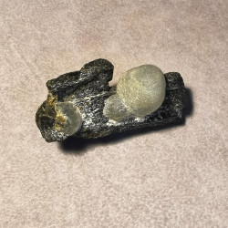 Epidote avec prehnite - pièce u﻿nique 4 - chakra pistache de Catalogue pierres et cristaux