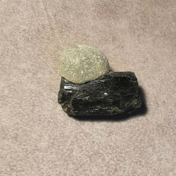 Epidote avec prehnite - pièce u﻿nique 5 - chakra pistache de Catalogue pierres et cristaux
