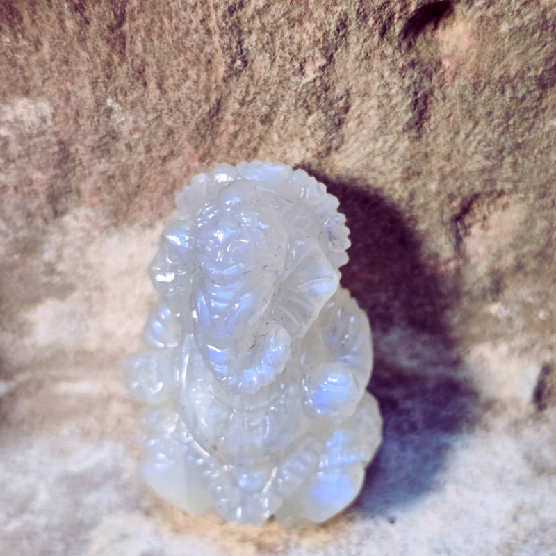 Ganesh en pierre de lune bleutée de Catalogue pierres et cristaux