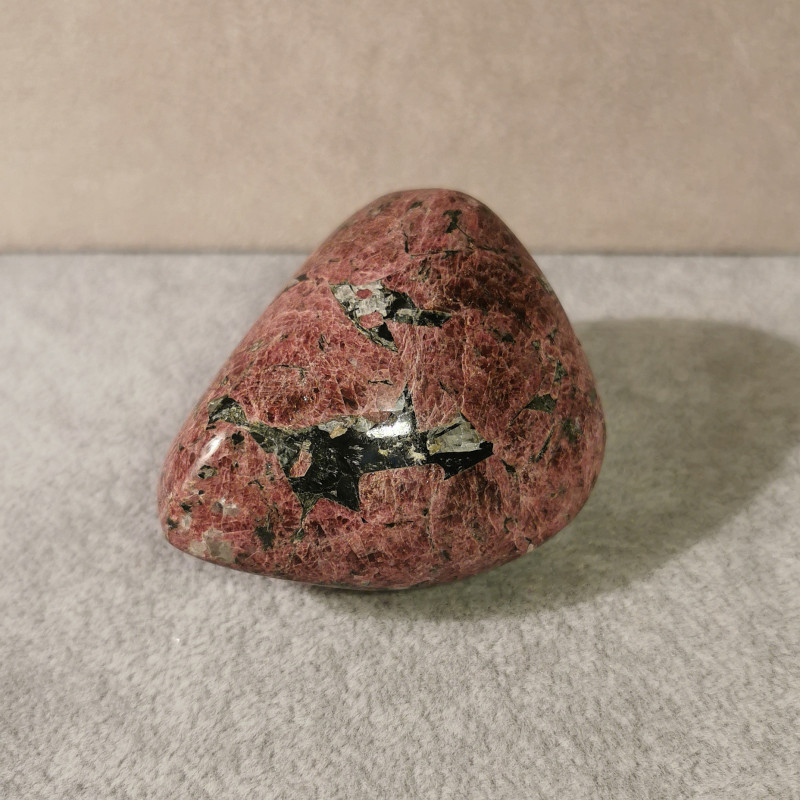 Eudialyte - pièce unique 3 - 4ème chakra + chakra magenta + 1er chakra de Catalogue pierres et cristaux