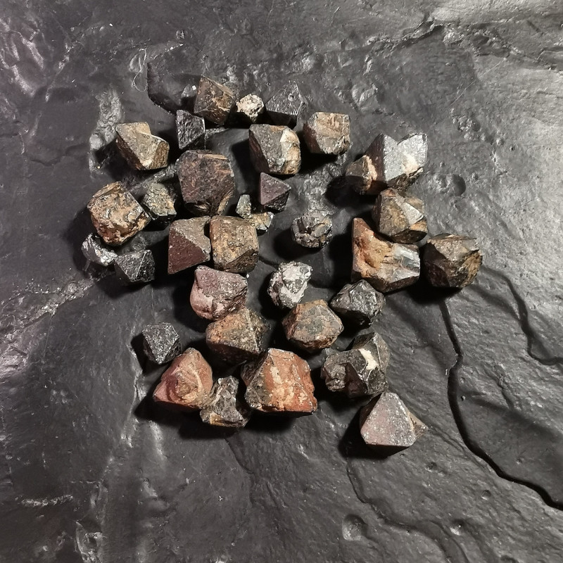 Magnétite - 3 x petites pierres - chakra bordeaux de Catalogue pierres et cristaux