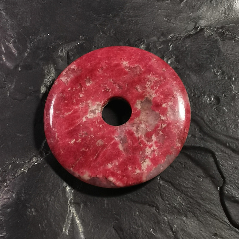 Thulite - pendentif donut - pièce unique 1 - 4e chakra de Catalogue pierres et cristaux