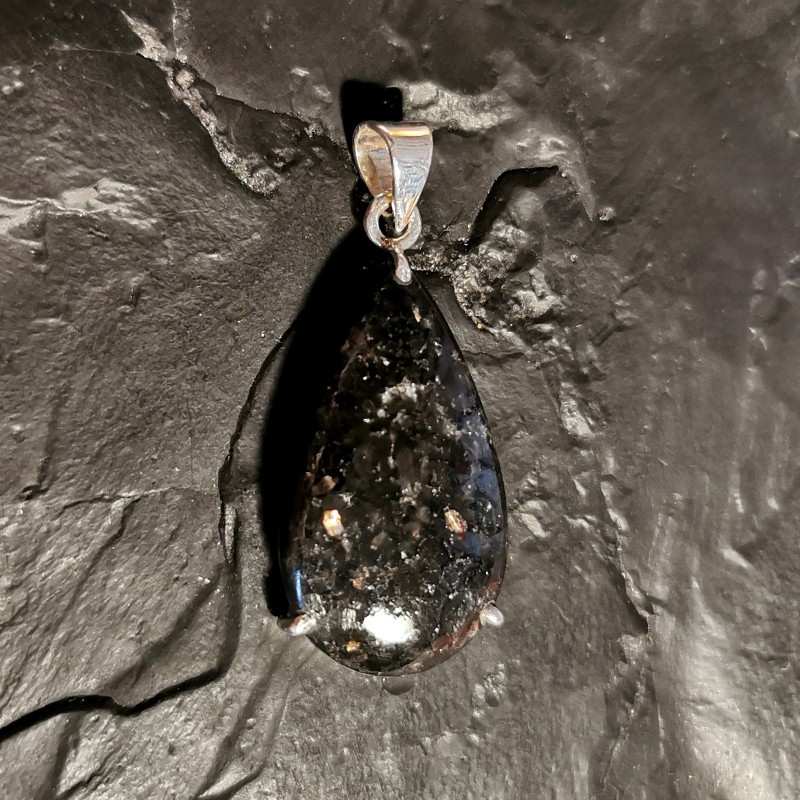 Nuummite de Groenland - Pendentif monté en argent 3 de Catalogue pierres et cristaux