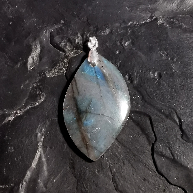 Labradorite - pendentif pièce unique 1 - chakra bordeaux de Catalogue pierres et cristaux