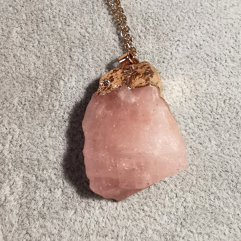 Quartz rose - pendentif brut avec chaine doré - 4e chakra de Catalogue pierres et cristaux