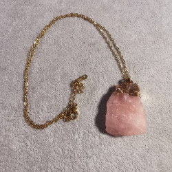 Quartz rose - pendentif brut avec chaine doré - 4e chakra de Catalogue pierres et cristaux