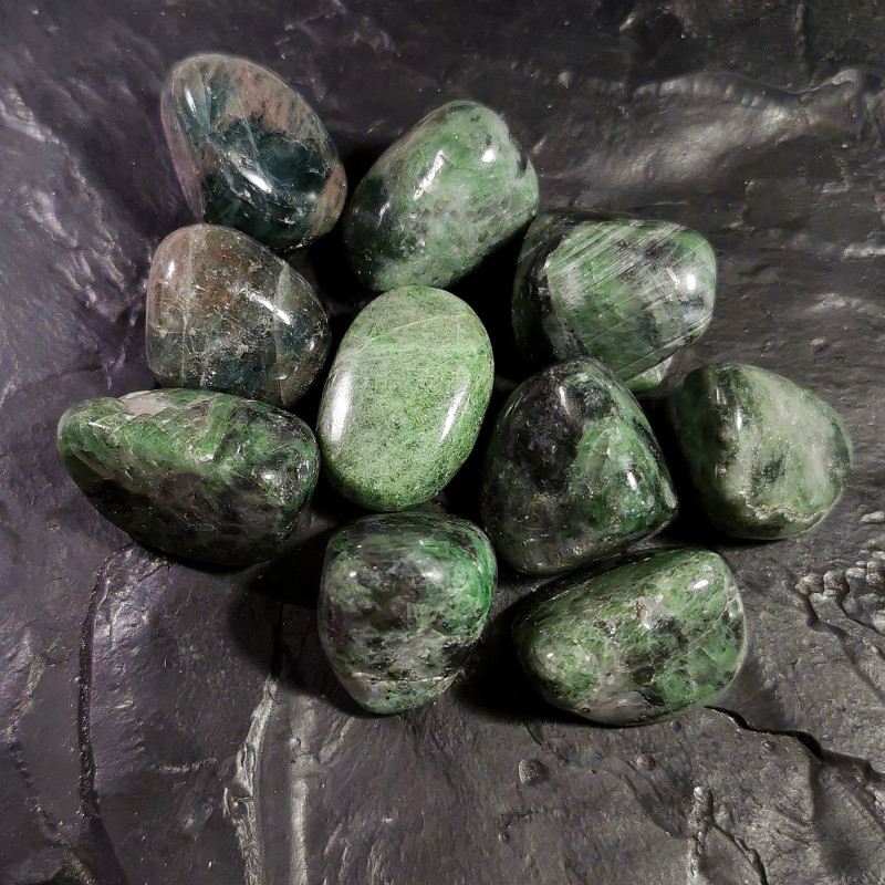 Diopside chrome - pierre roulée - 4e chakra de Catalogue pierres et cristaux