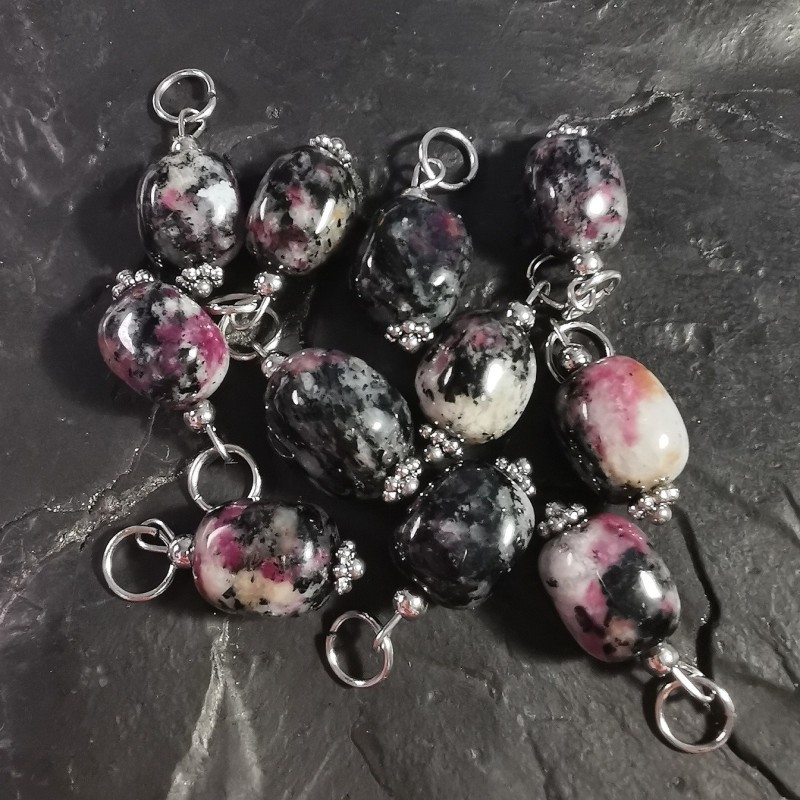 Eudialyte - petit pendentif - 4ème chakra + chakra magenta + 1er chakra de Catalogue pierres et cristaux