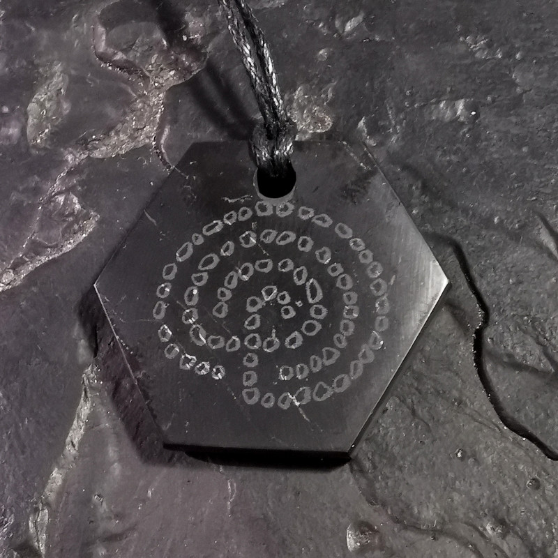 Shungite - Pendentif hexagonal labyrinthe de Catalogue Shungite