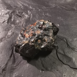 Grenat noir ou mélanite - pièce unique 1 - chakra bordeaux de Catalogue pierres et cristaux