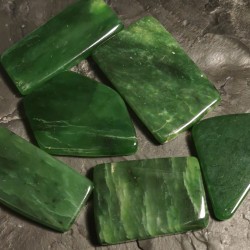 Jade nephrite du Canada - grande pierre plate- chakra pistache