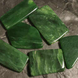 Jade nephrite - pierre plate - chakra pistache de Catalogue pierres et cristaux