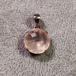 Pendentif de quartz rose monté en argent